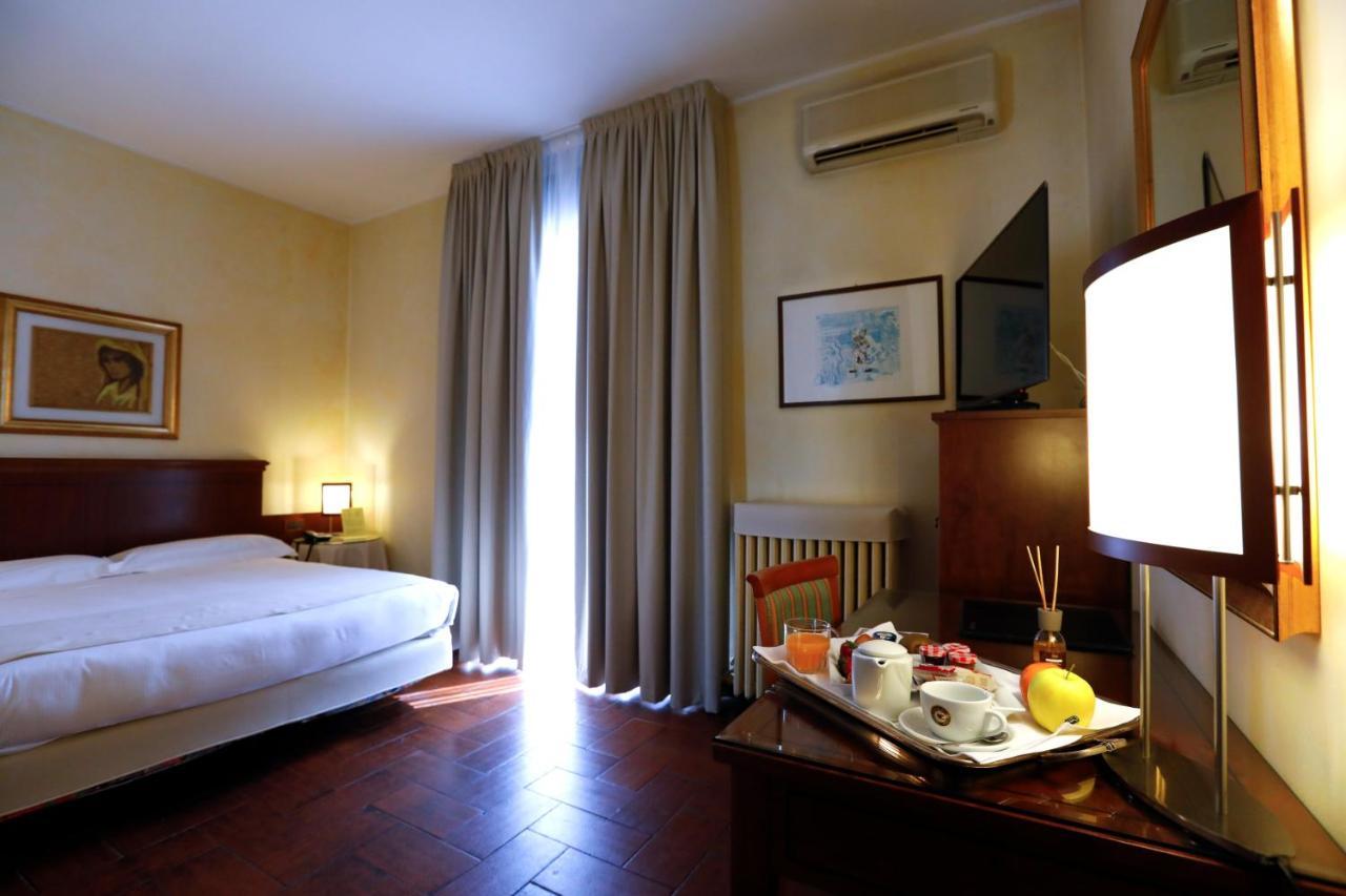 Hotel Scia' On Martin Buscate Zewnętrze zdjęcie