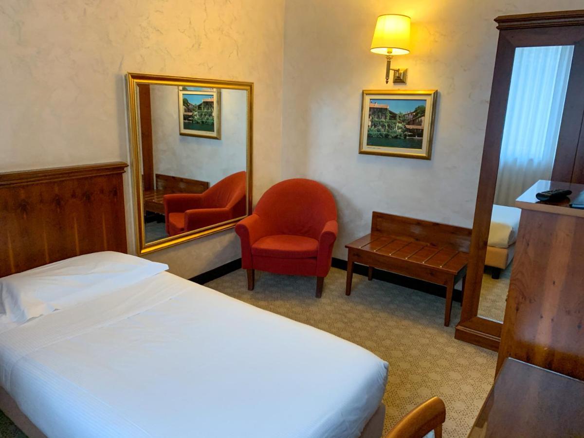 Hotel Scia' On Martin Buscate Zewnętrze zdjęcie