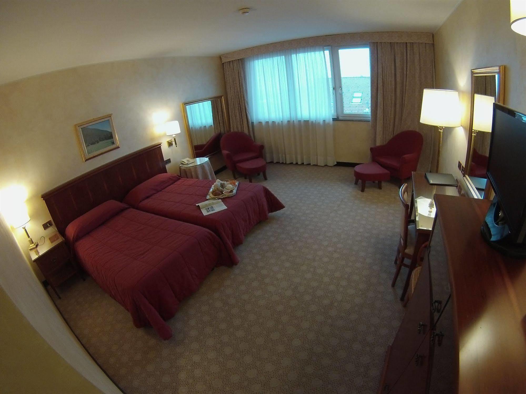 Hotel Scia' On Martin Buscate Zewnętrze zdjęcie