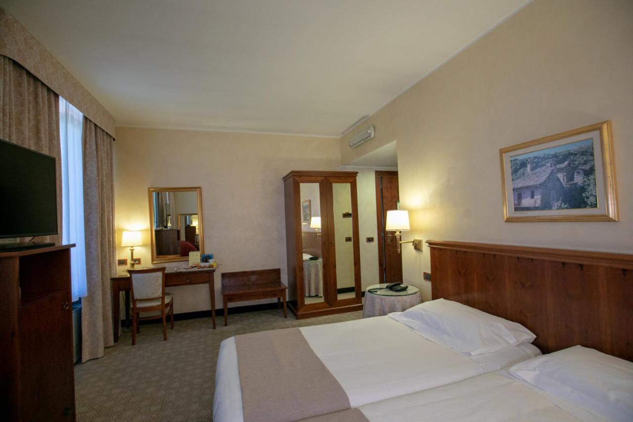 Hotel Scia' On Martin Buscate Zewnętrze zdjęcie