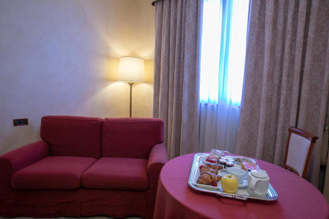 Hotel Scia' On Martin Buscate Zewnętrze zdjęcie