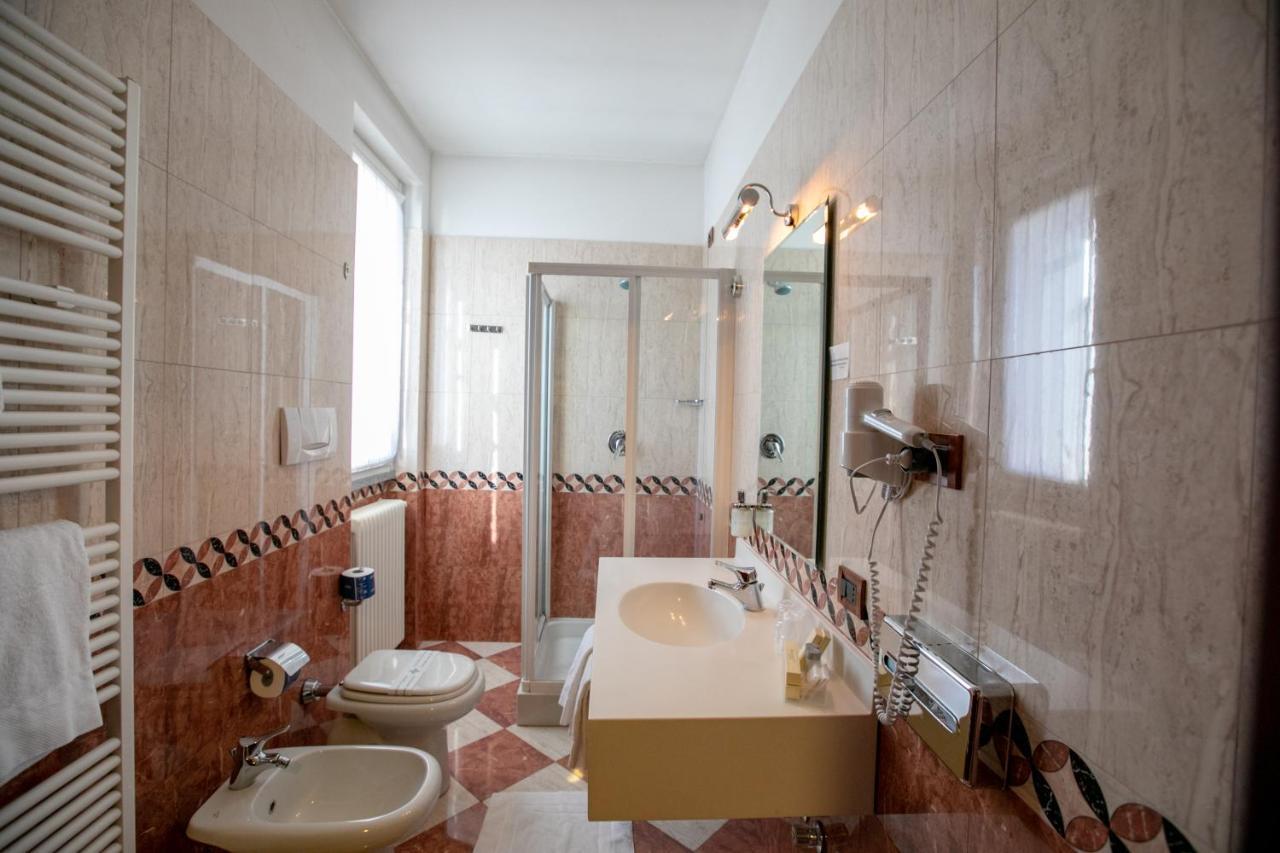 Hotel Scia' On Martin Buscate Zewnętrze zdjęcie