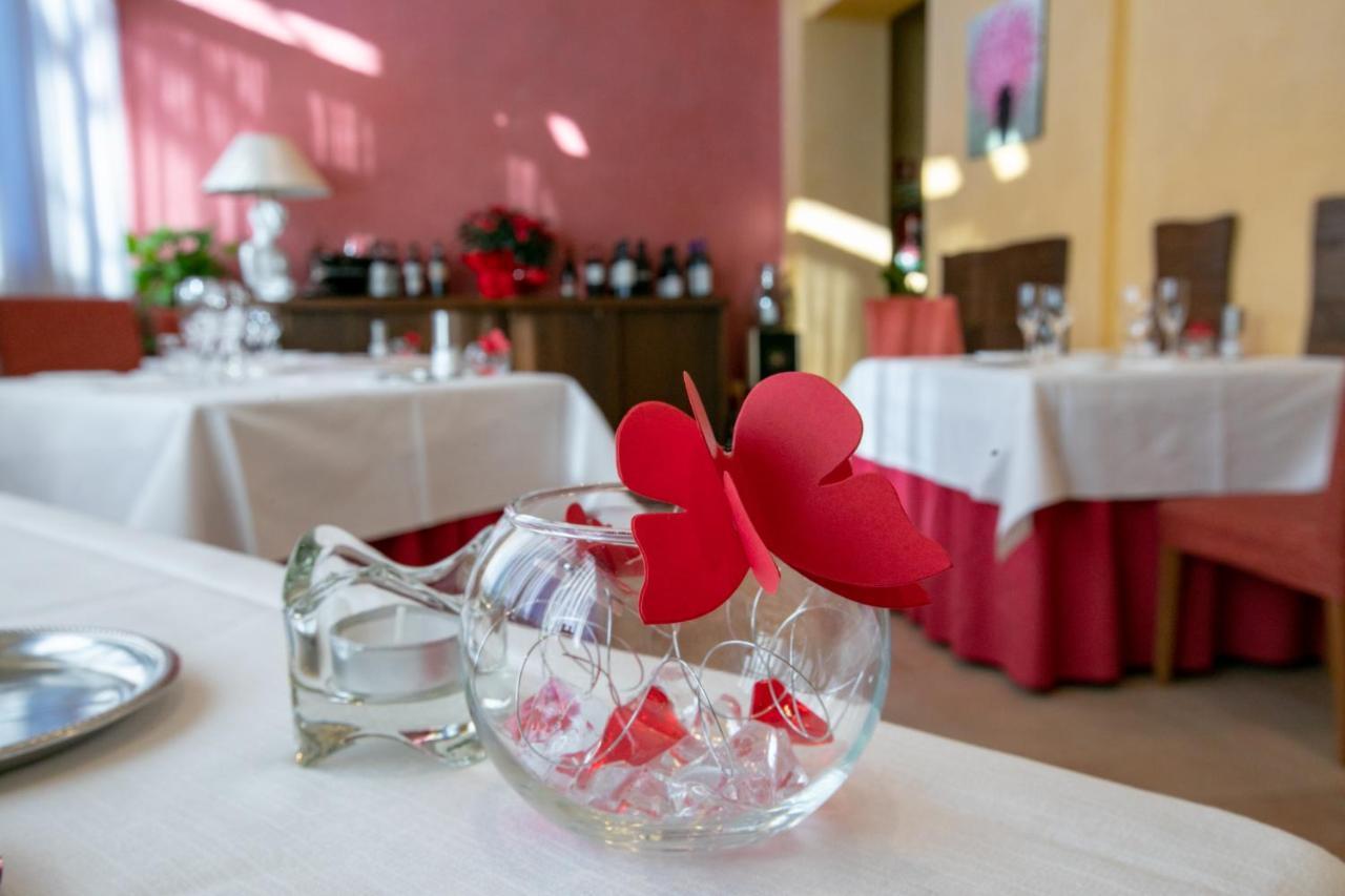 Hotel Scia' On Martin Buscate Zewnętrze zdjęcie